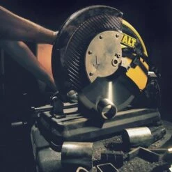 DeWALT DW872 Tronçonneuse à Disque Scie à Métaux 2.200w - Ø 355 Mm 8 DeWALT DW872 Tronçonneuse à Disque Scie à Métaux 2.200w - Ø 355 Mm -Scie électrique stationnaire Soldes 25458810 3